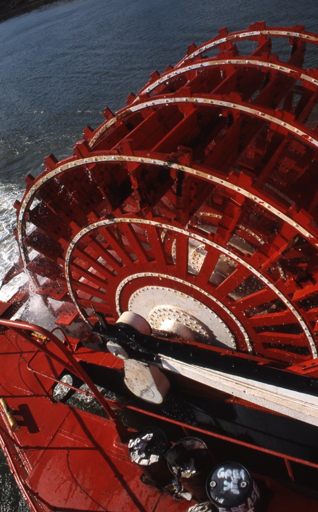 Red paddlewheel provides propulsion. * Photo: Ted Scull