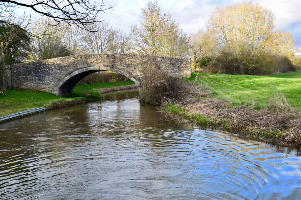 Oxforshire Canal, Narrowboat Cruise Review - QuirkyCruise