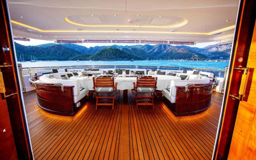 Alfresco dining aboard Aqua Mare, a new Galapagos yacht