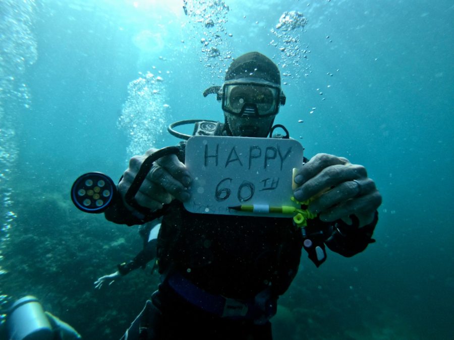 Larry's bday sign while diving
