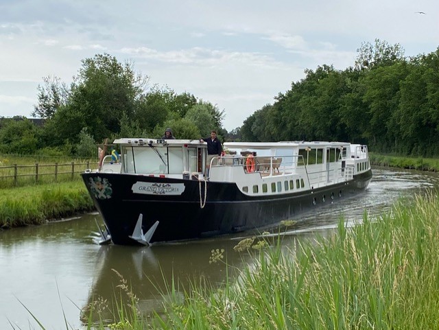 The luxury 6-pax Grand Victoria canal barge charter