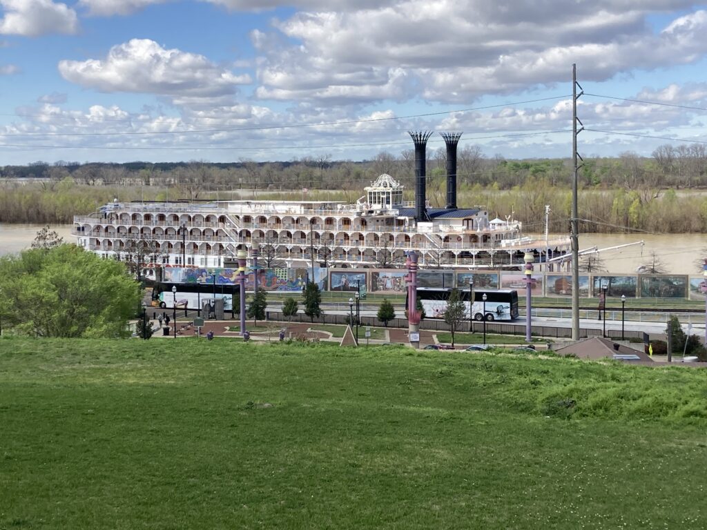 American Queen Review includes lots of photos of boat