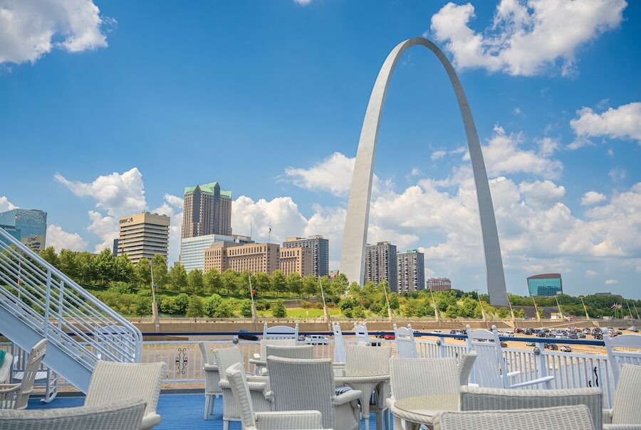 Solo Cruising Versus Cruising as a Couple shares insights on shore excursions, like to the Gateway Arch in St. Louis, Missouri along the Mississippi River