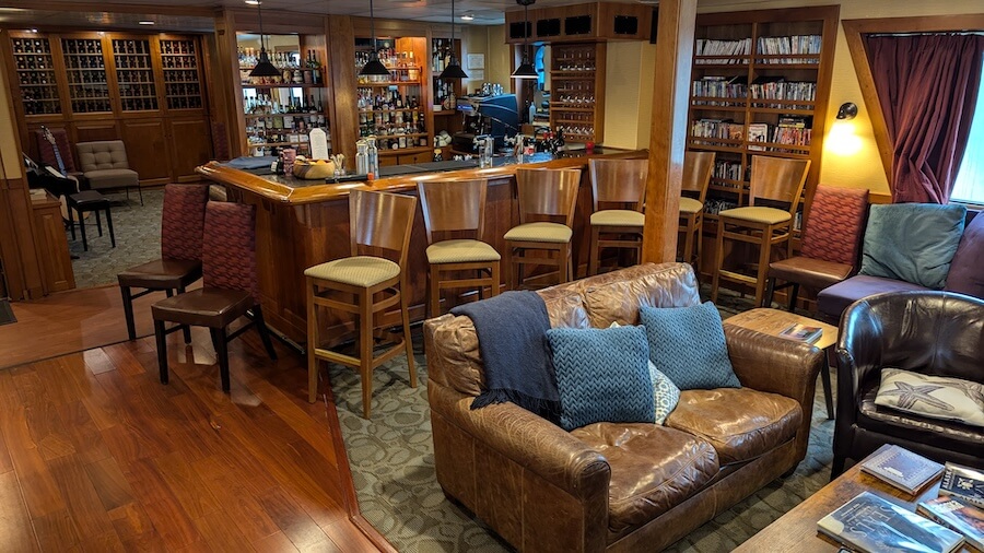 Prince William Sound Alaska cruises with UnCruise on Safari Explorer, here the Lounge Bar