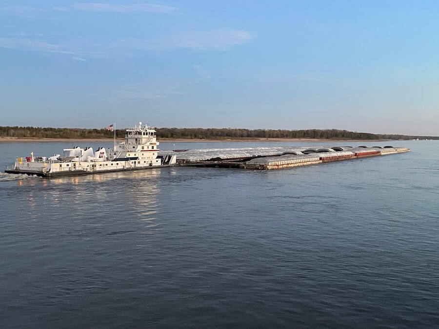 commercial traffic on the Mississippi river