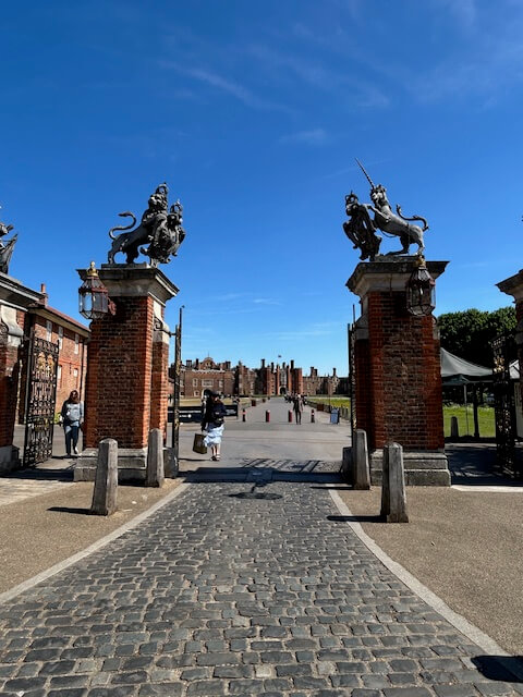 Magna Carta Thames River Cruise Review includes a few to Hampton Court