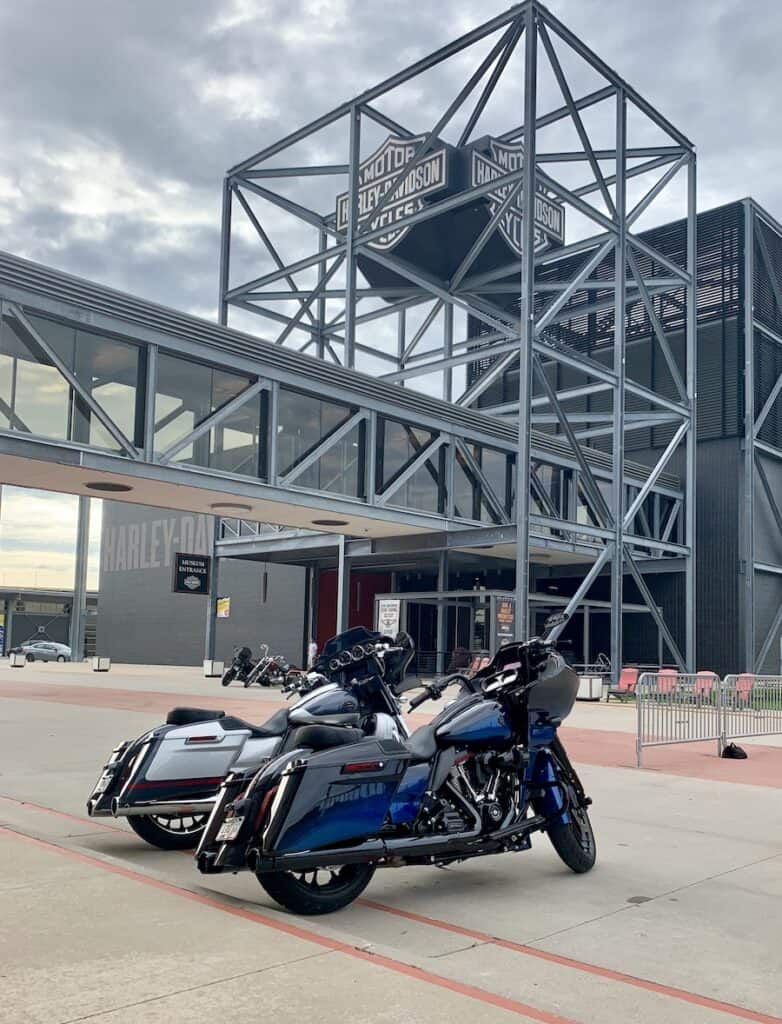 milwaukees harley davidson museum photo lightburst lightburst cc by sa 40 httpscreativecommonsorglicensesby sa40 via wikimedia commons