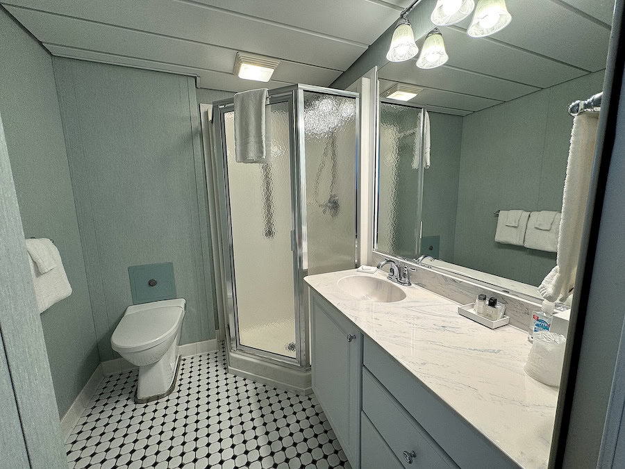 roomy Splendor bathroom