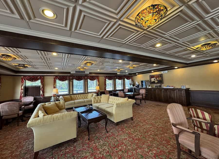 Splendor's Paddlewheel Lounge