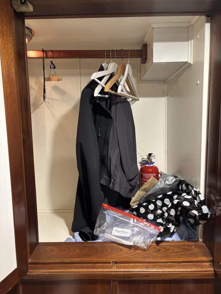 Island Windjammers Lyra Review by Toni Coleman talks about cabin space 