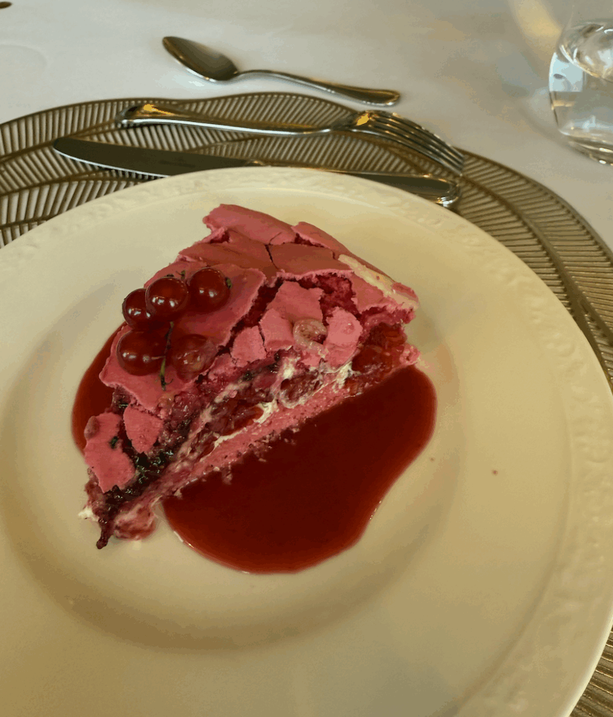 The delicious raspberry-macaron cake board Kir Royale