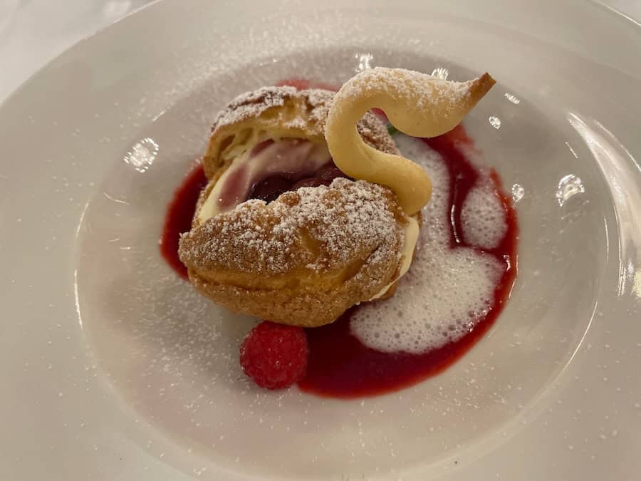 The pretty swan-shaped cream puff.